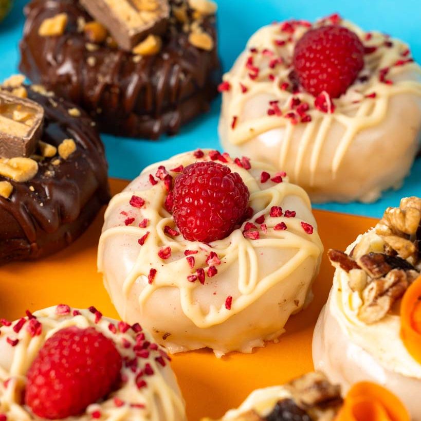 Caja de regalo "Baked All-Stars" de mini rosquillas sin gluten (12 unidades)