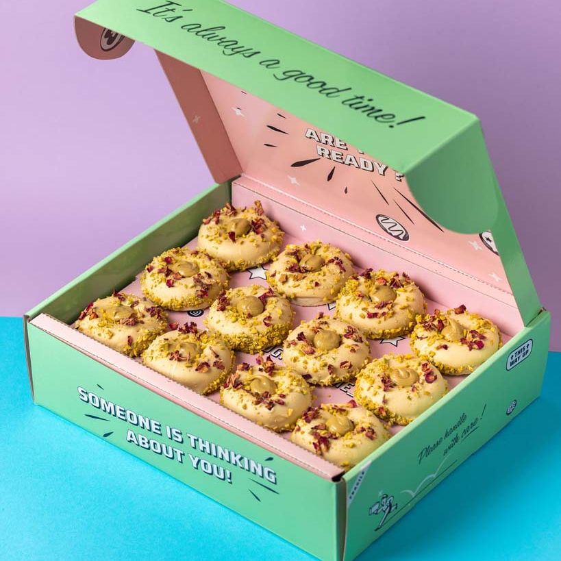 Caja de regalo de mini rosquillas "Rizz-tachio al horno" sin gluten (12 unidades)