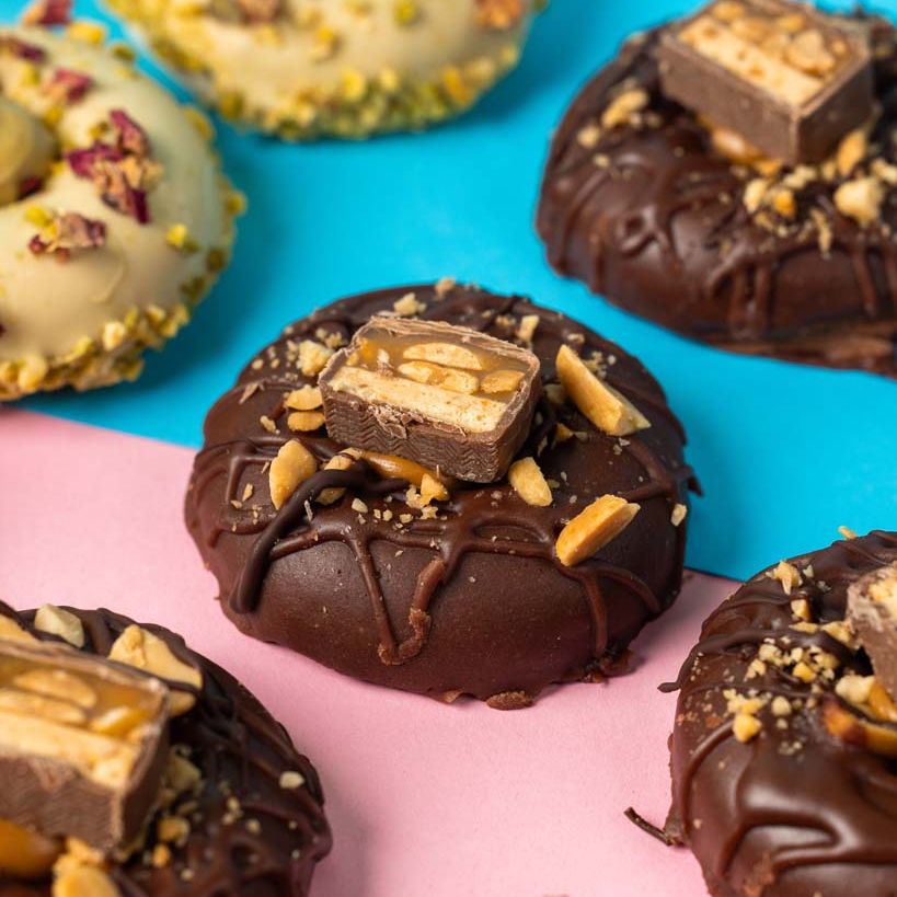 "Scatola regalo di mini ciambelle al cioccolato e pistacchio, adatte al glutine (12 pezzi)