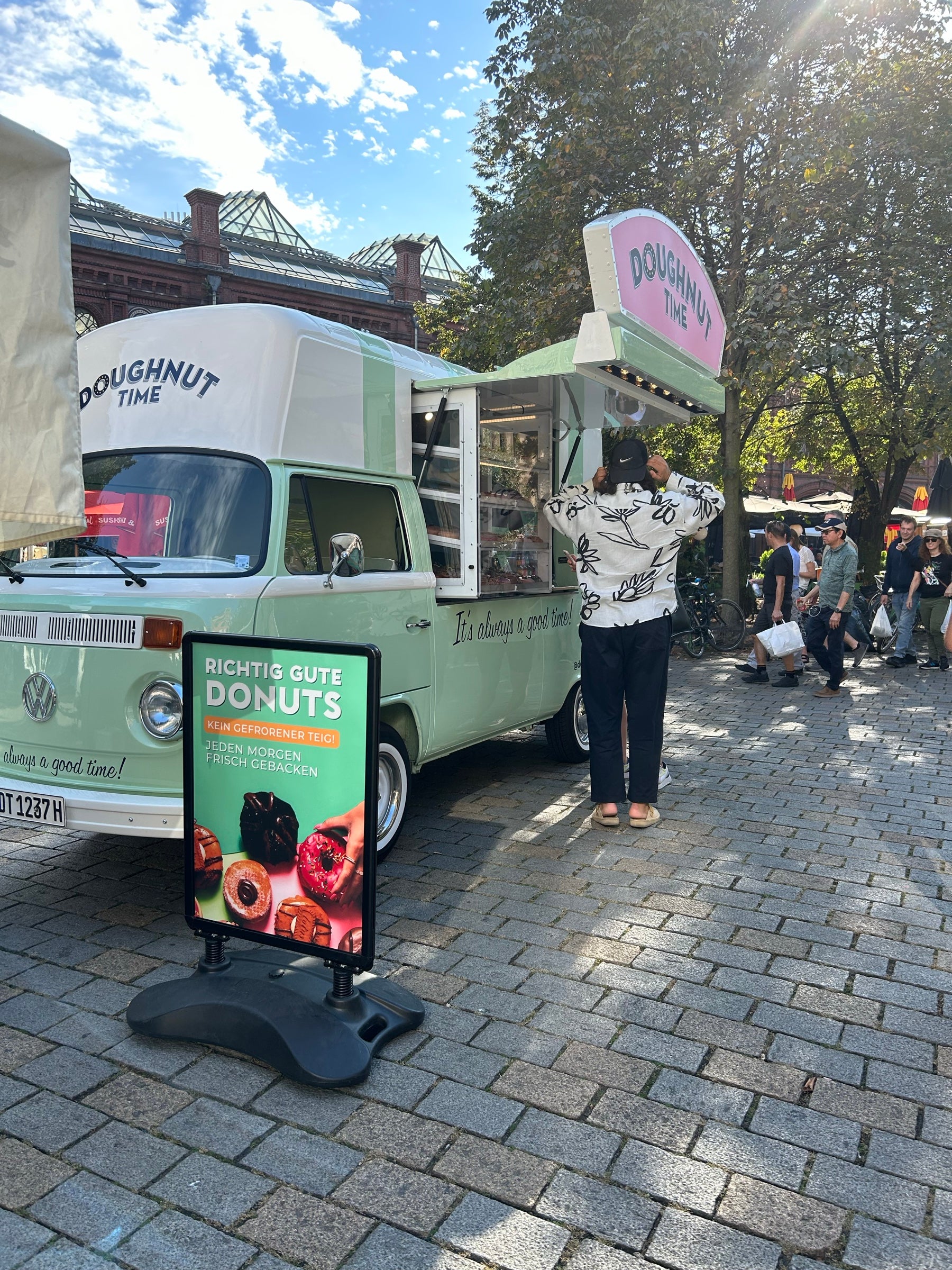 Frische Donuts, <em>direkt vor Ort serviert</em>.